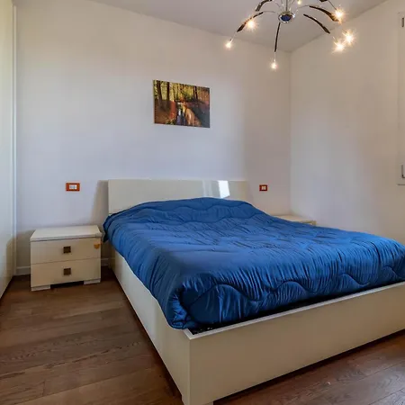 Airport Marco Polo -free Park- *