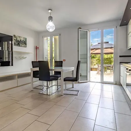 Airport Marco Polo -free Park- *